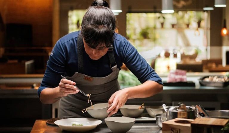 Manu está entre os paranaenses que estão na lista de cem melhores restaurantes do Brasil 2025 da Revista Exame
