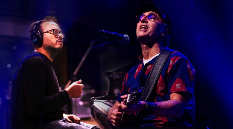 Zeca Baleiro estreia show inédito "Piano" em Curitiba